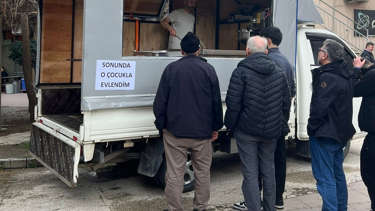 Sevdiği kişiyle evlenince lokma dağıttı