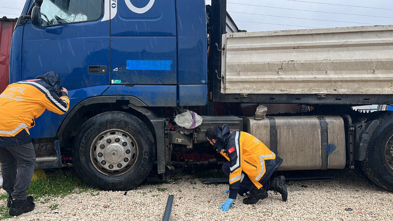 TIR barakaya çarptı: Dakikalarca yaralıları aradılar
