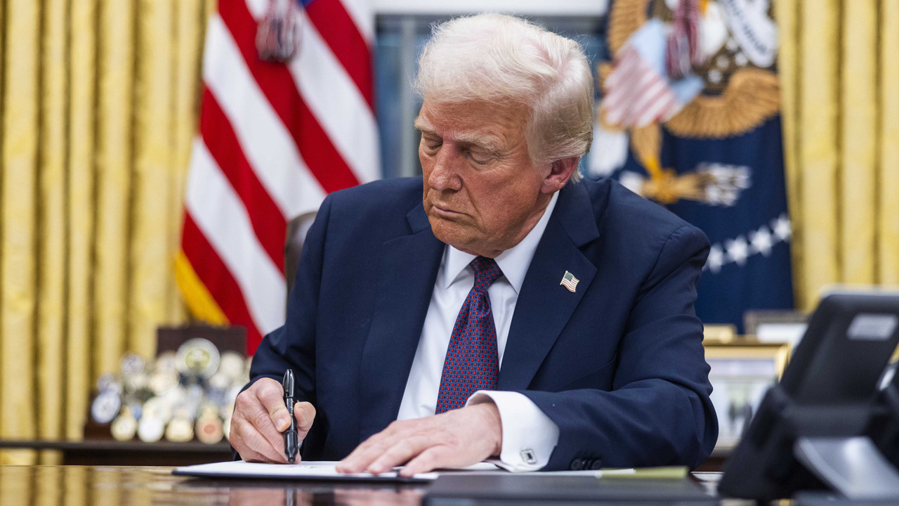 Trump İmzaladı: İran’la ticaret yapana ek vergi