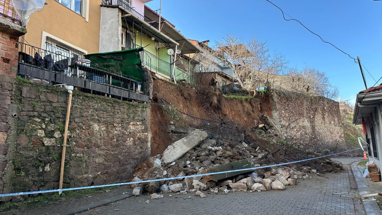 Uşak'ta sağanak paniği: 3 ev tahliye edildi
