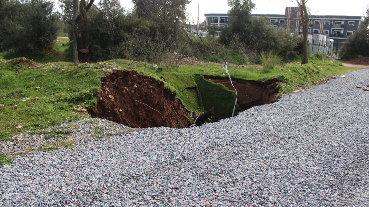 Yağış sonrası 20 metre derinliğinde obruk oluştu