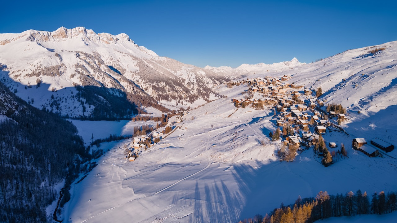 Çığ düştü, iki kayakçı öldü