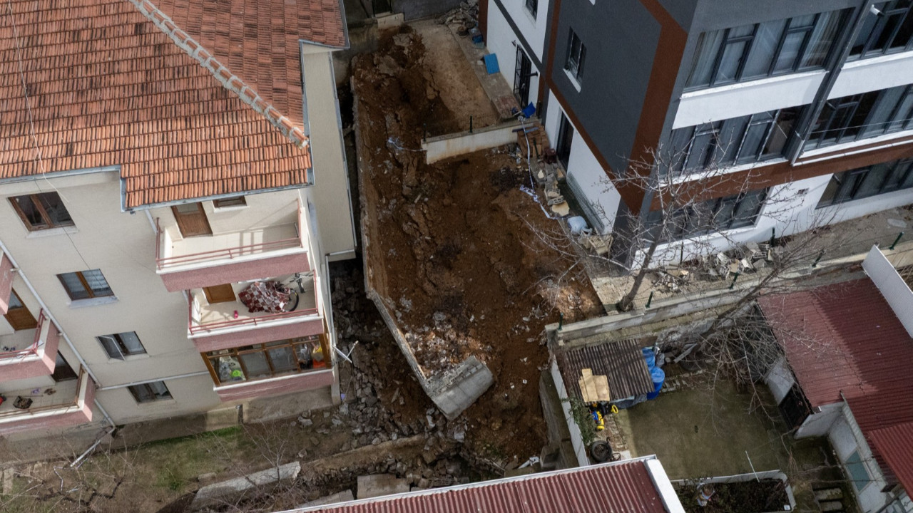İstinat duvarı çöktü, binalar tahliye edildi