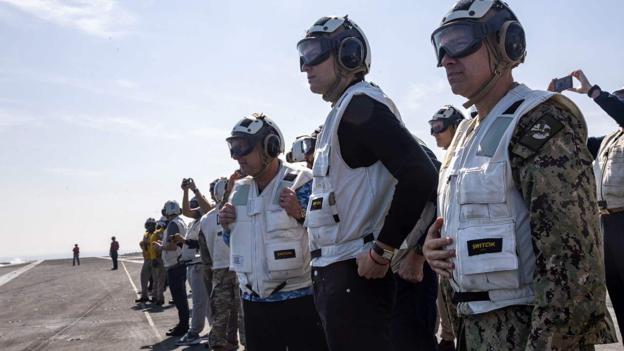 Müzakere masasından kalktı, savaş gemisine çıktı