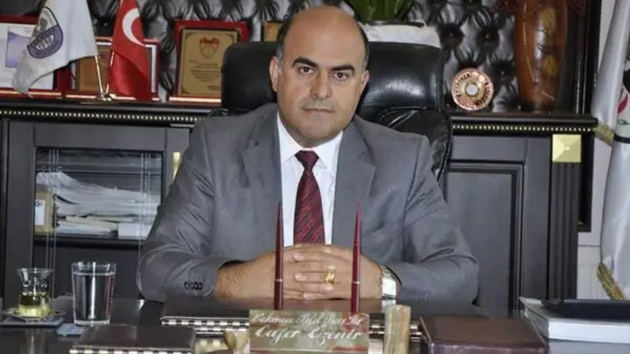 Oğlu, eski belediye başkanını baltayla öldürdü