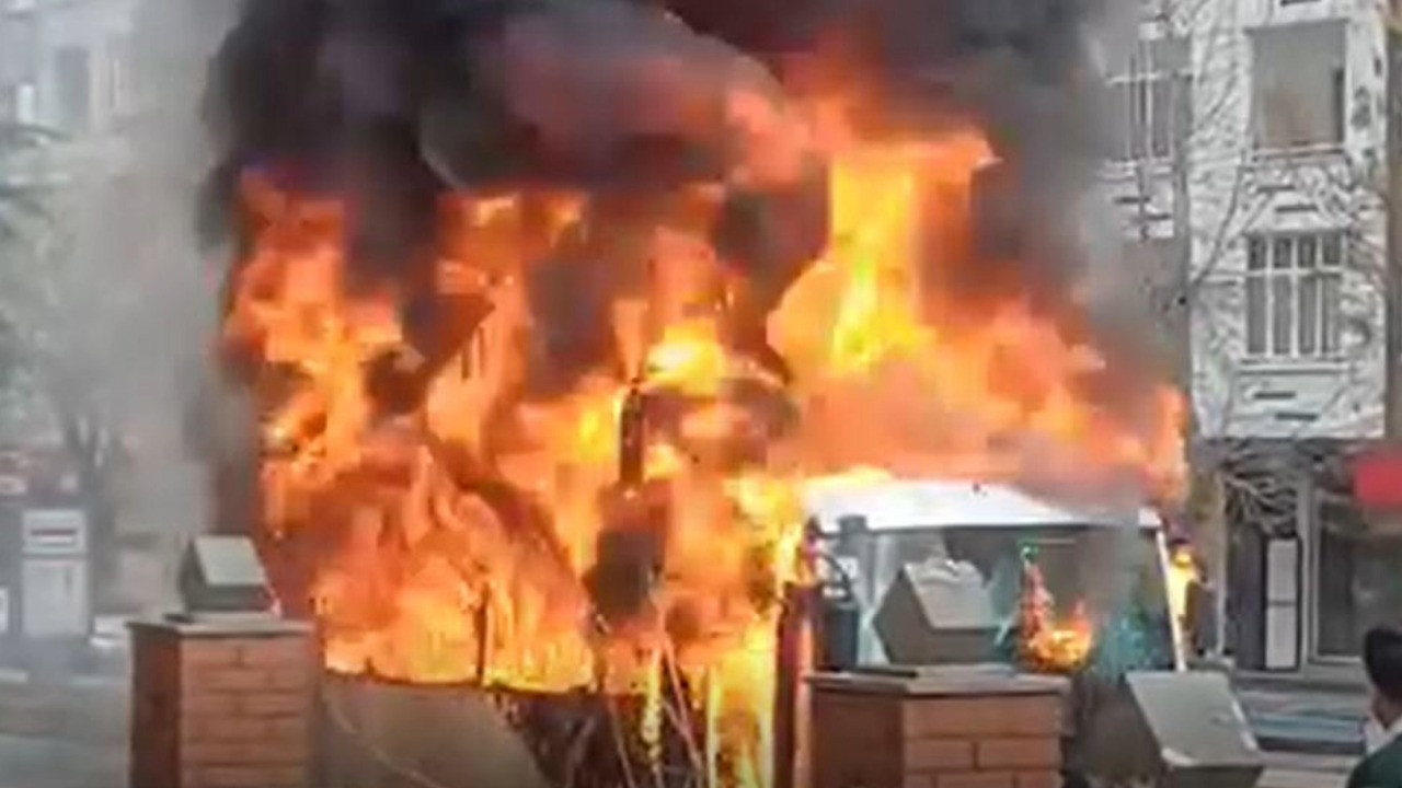 Seyir halindeki halk otobüsü alev alev yandı