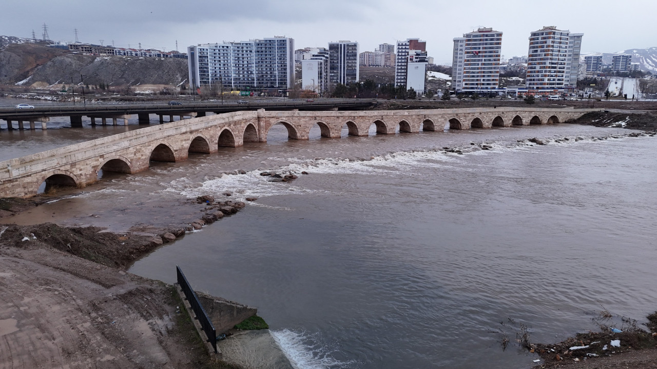 Sibirya soğukları sonrası nehir yeniden coştu