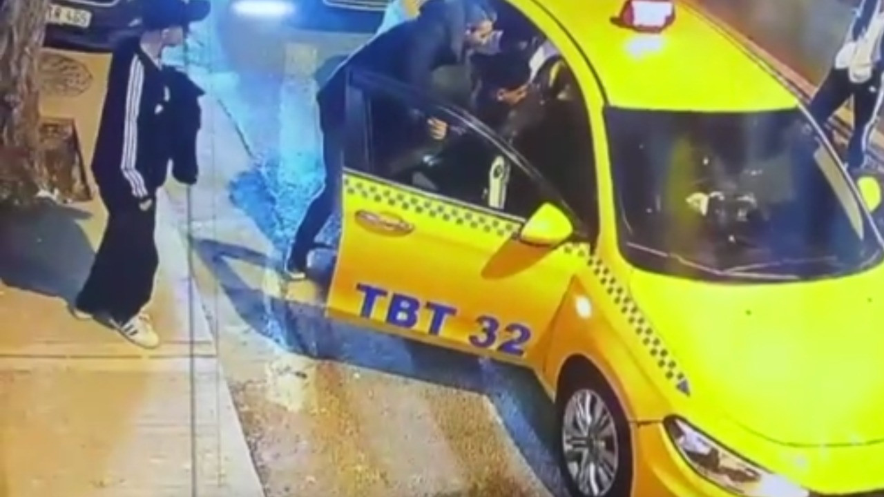 Taksici sayı verince çılgına döndü, arkadaşları zor aldı