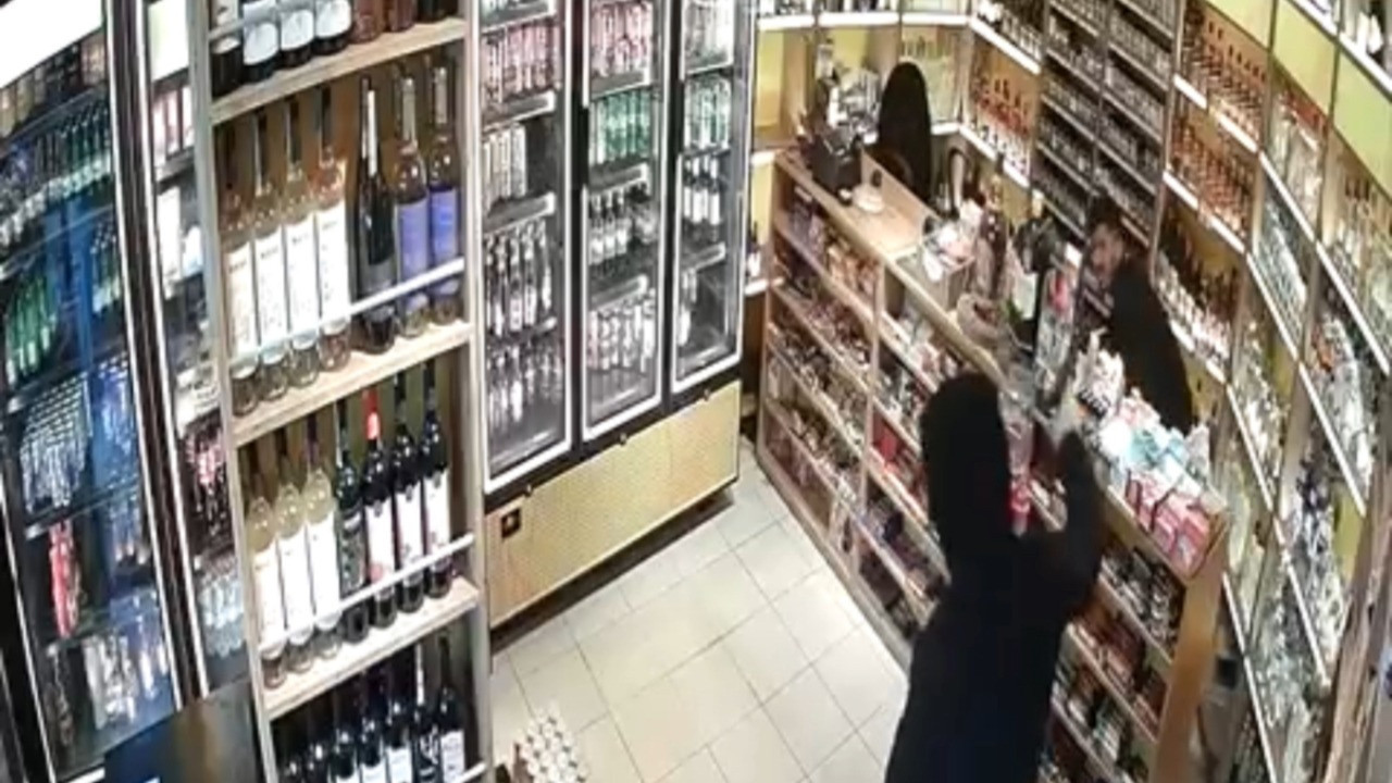 Tekelde silahlı saldırı: Sandalye hayatta tuttu