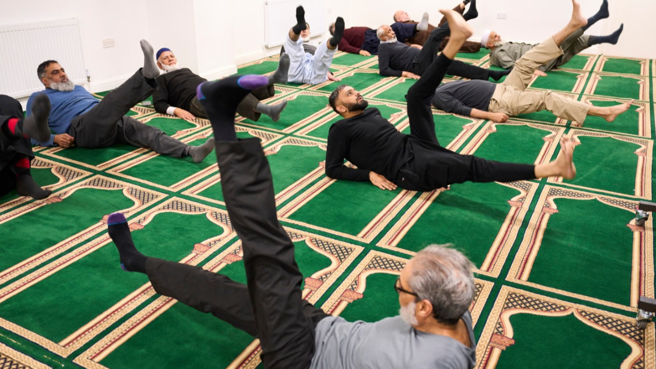 Cemaat önce namaz kılıyor sonra pilates yapıyor