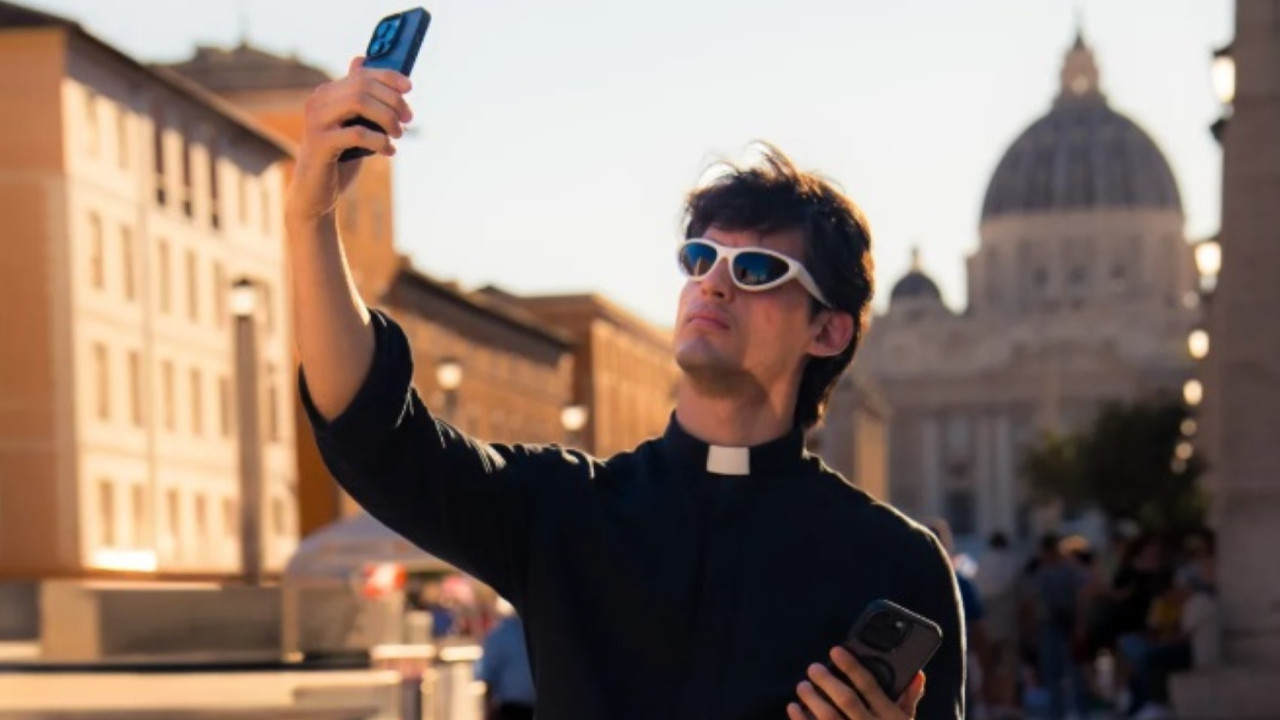 Cinsel ilişki yasağına karşı çıkan 'yakışıklı rahip’ Vatikan'ı kızdırdı