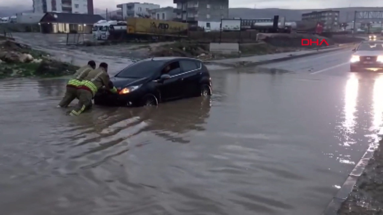 Cizre'de yollar göle döndü, araçlar mahsur kaldı