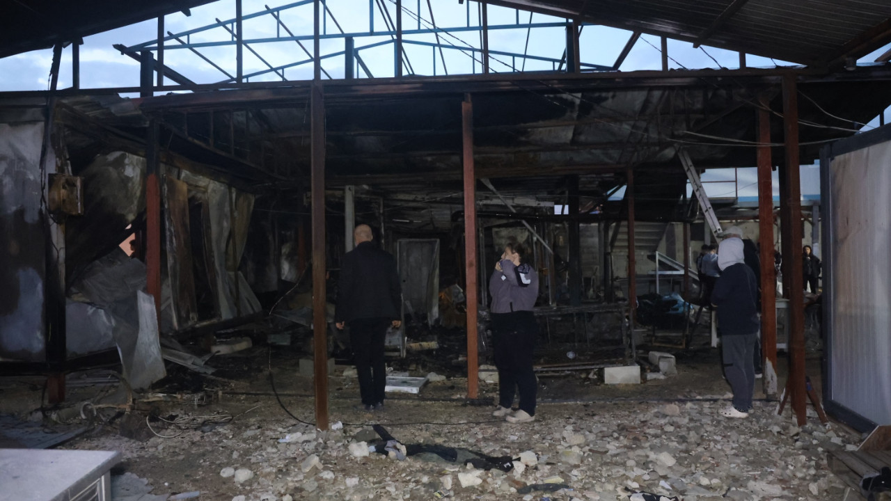 Depremden kurtulan 3 ailenin konteynerleri yandı