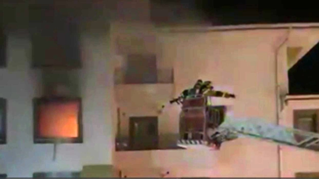 Evini yaktı, 10 kişi hastanelik oldu