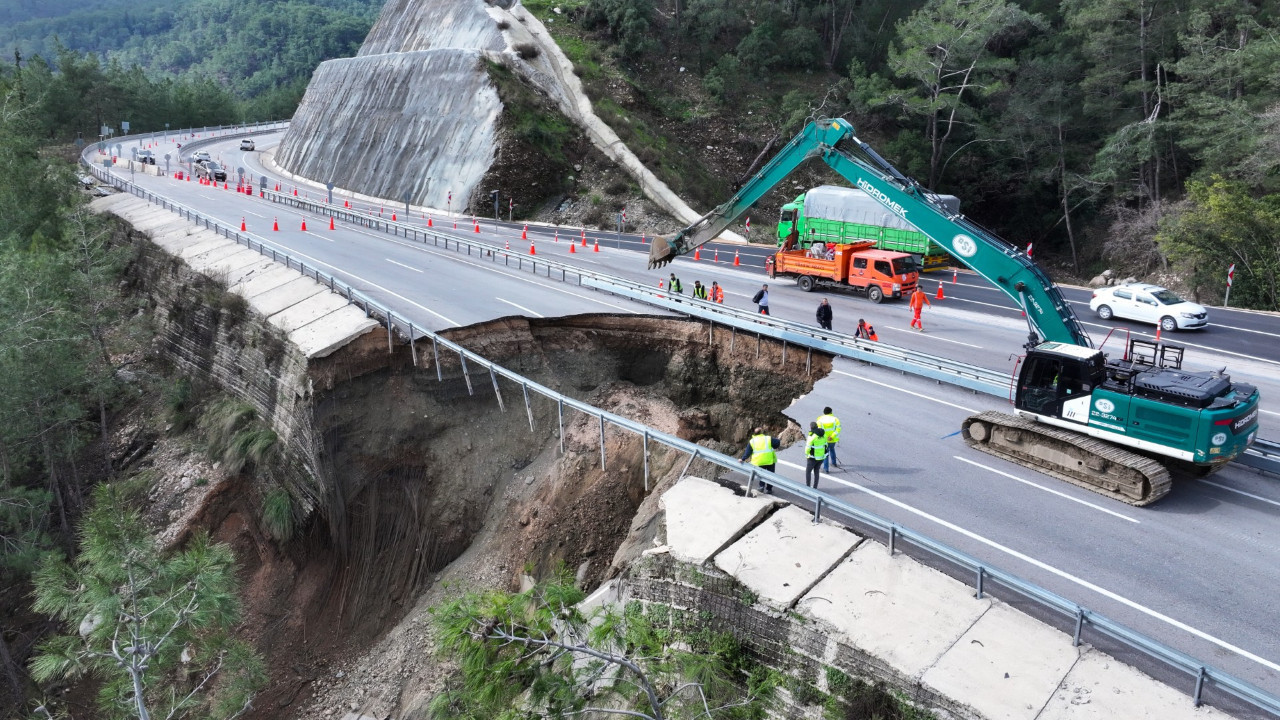 Otoyol ortadan ikiye ayrıldı