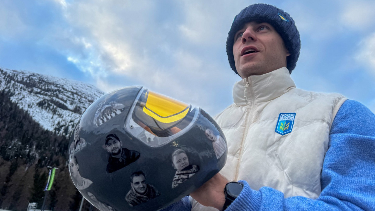 Vladyslav Heraskevych savaşta ölenleri kaskında anıyor