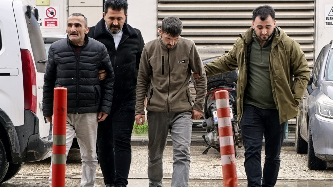 Alkollüyken tartıştıkları arkadaşını fırça sapıyla darbeden 2 şüpheli tutuklandı