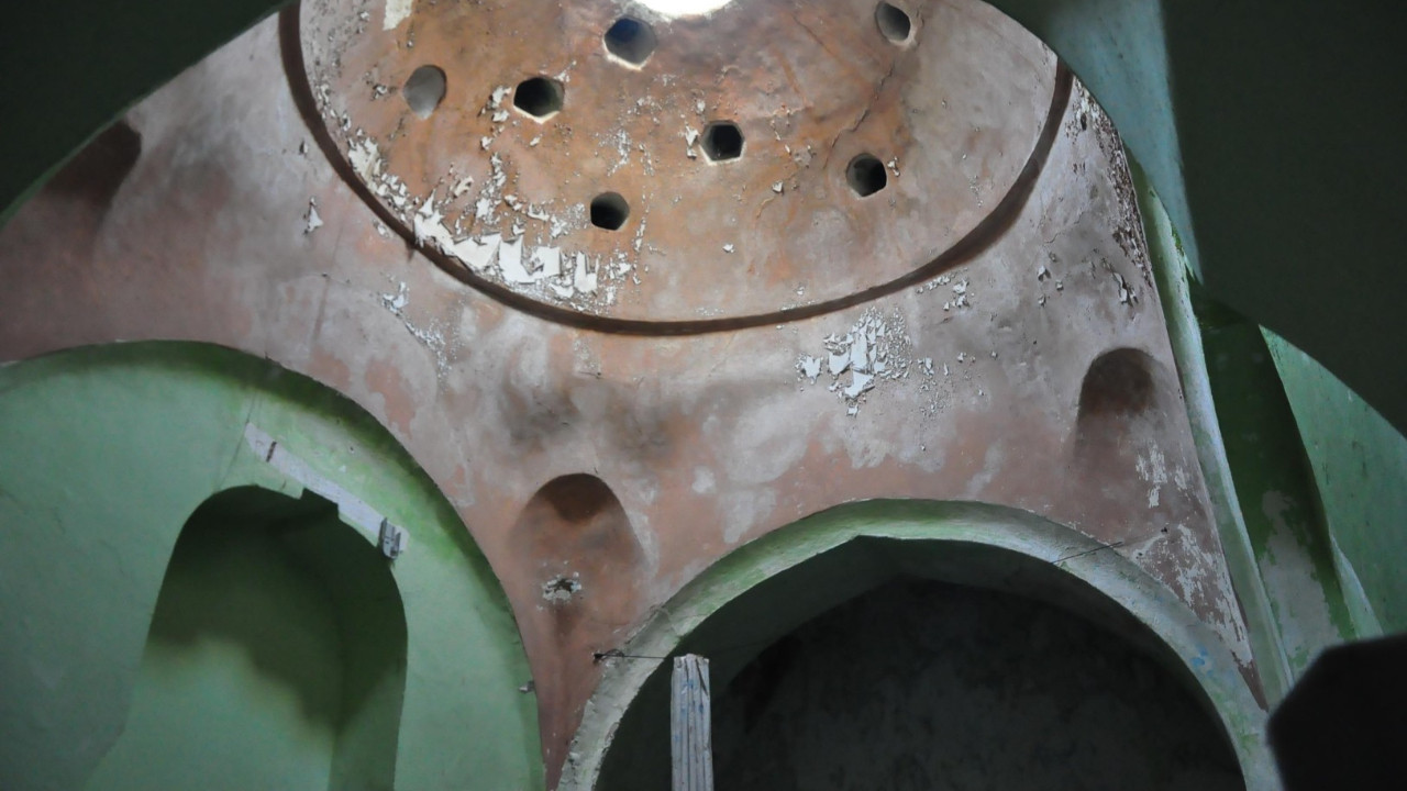 Altı asırlık hamam harap halde