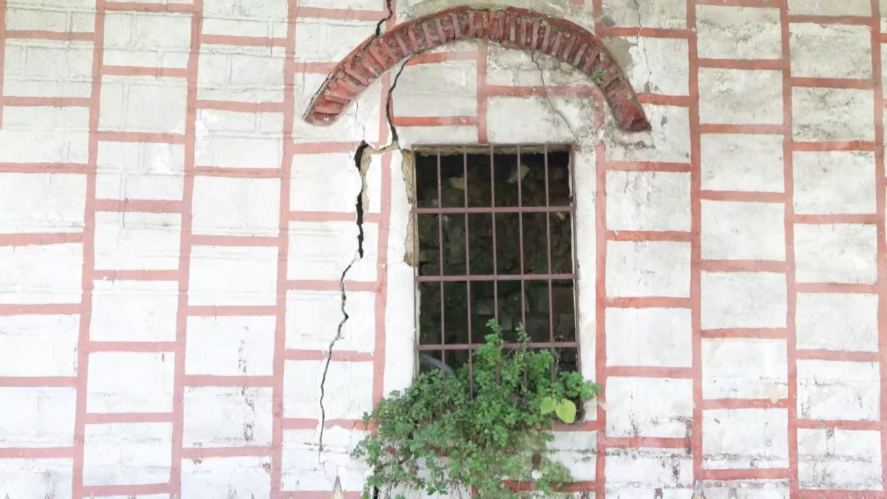 Balat’ta utandıran manzara: 700 yıllık manastır çöp içinde çürüyor