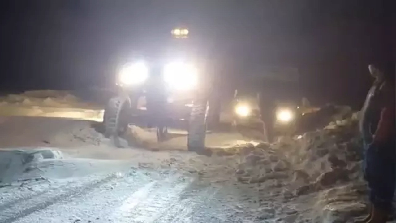 İki ilde kabus: Yolda mahsur kalanlar kurtarıldı, okullar tatil edildi