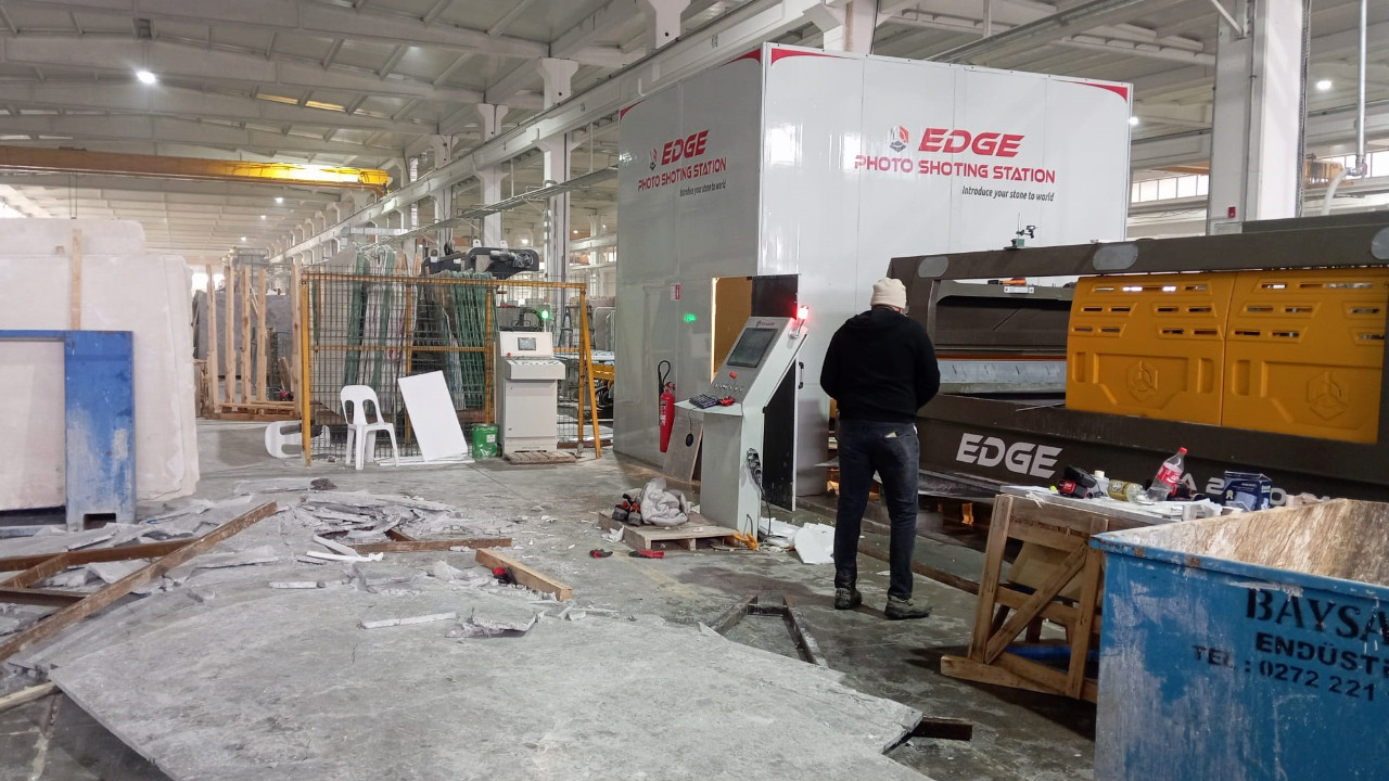 İşçilerin üzerine mermer blok düştü