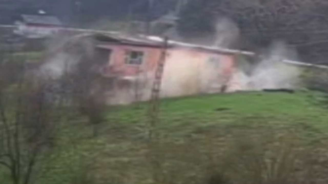 Kastamonu'da heyelan iki katlı evi yıktı