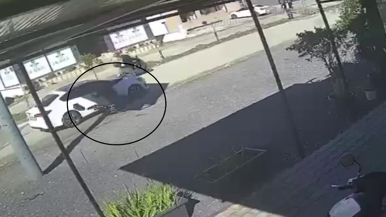 Otomobilin çarptığı bisikletli hayatını kaybetti