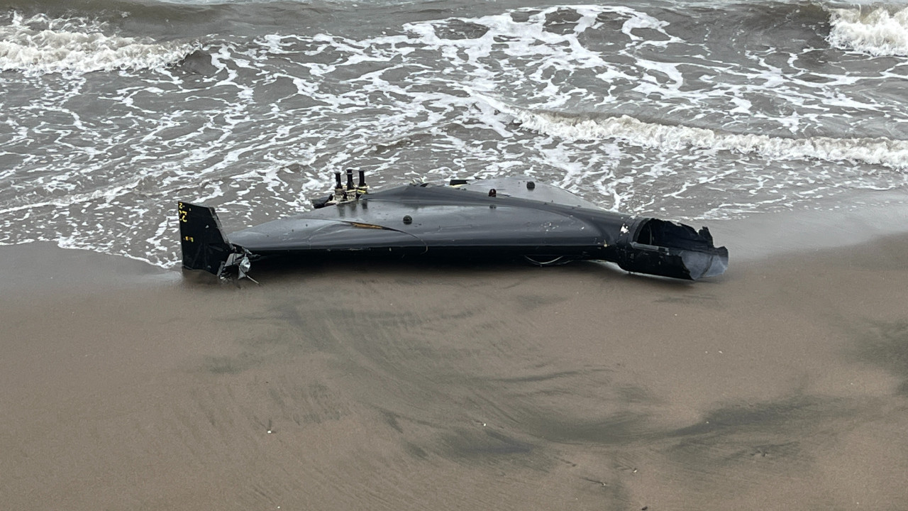 Sahilde insansız hava aracı parçası bulundu