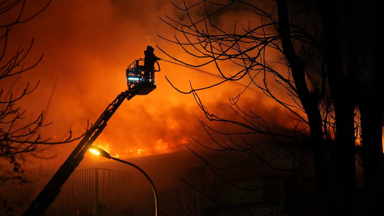 Üsküdar'da 7 katlı metruk bina yandı