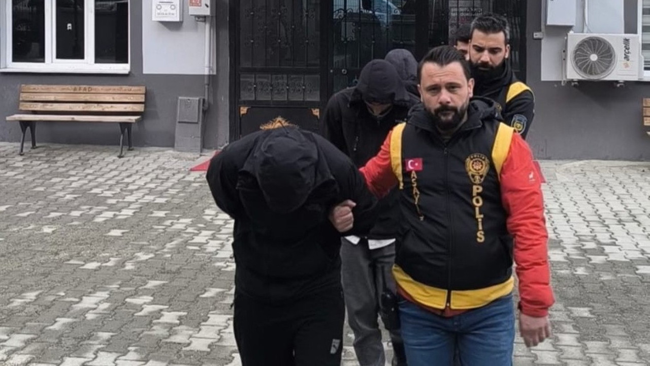 15 yaşındaki çocuğu bıçakla tehdit edip büyükannesinin emekli maaşını gasp ettiler