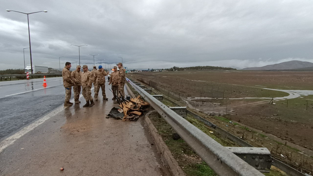 Askeri araç şarampole yuvarlandı: Yaralılar var