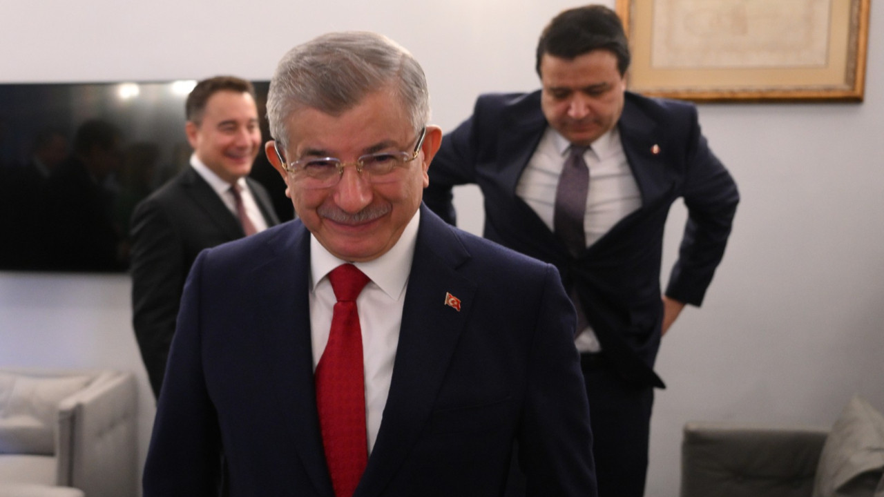 Davutoğlu, AKP'lilere sitem etti: Beni alkışlamıyor muydunuz?