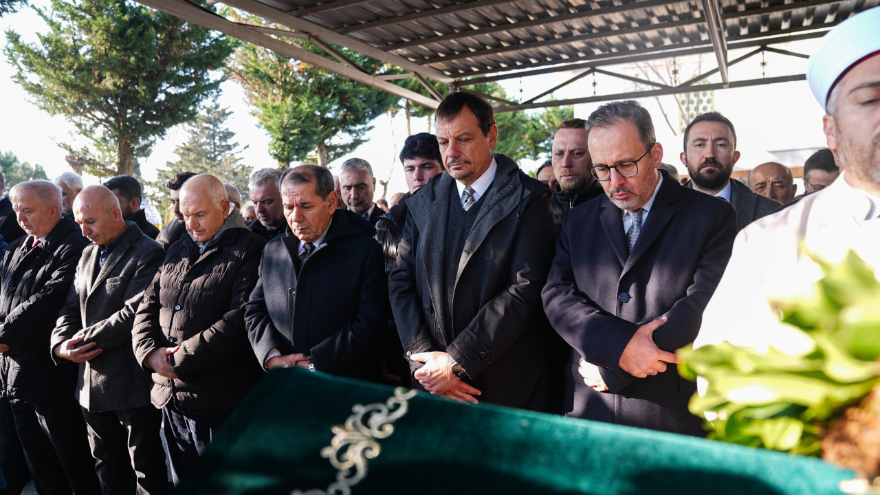 Ergin Ataman'ın annesi son yolculuğuna uğurlandı