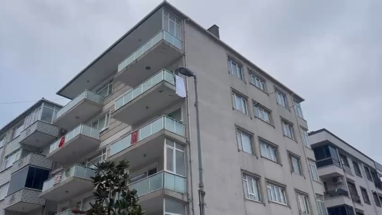 Küçükçekmece'de istinat duvarı yıkıldı: 5 katlı bina tahliye edildi