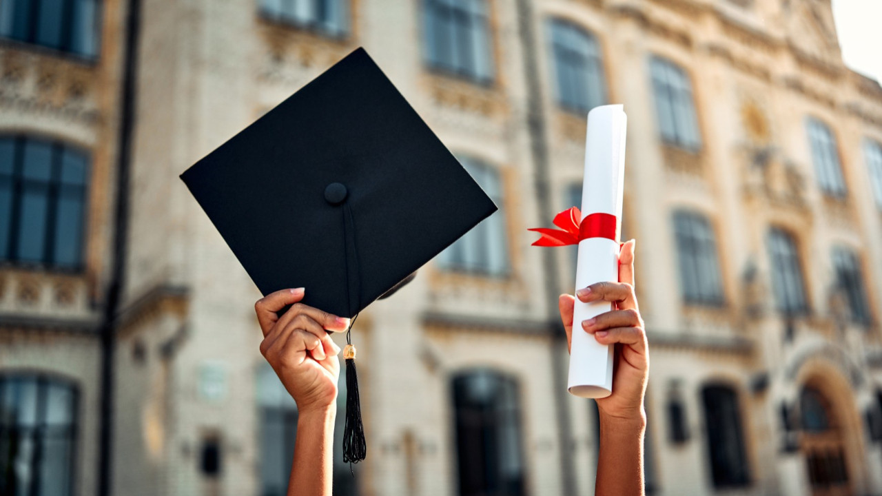 'Yüksek fiyatlı ders materyalini zorunlu kılmak hukuka aykırı'