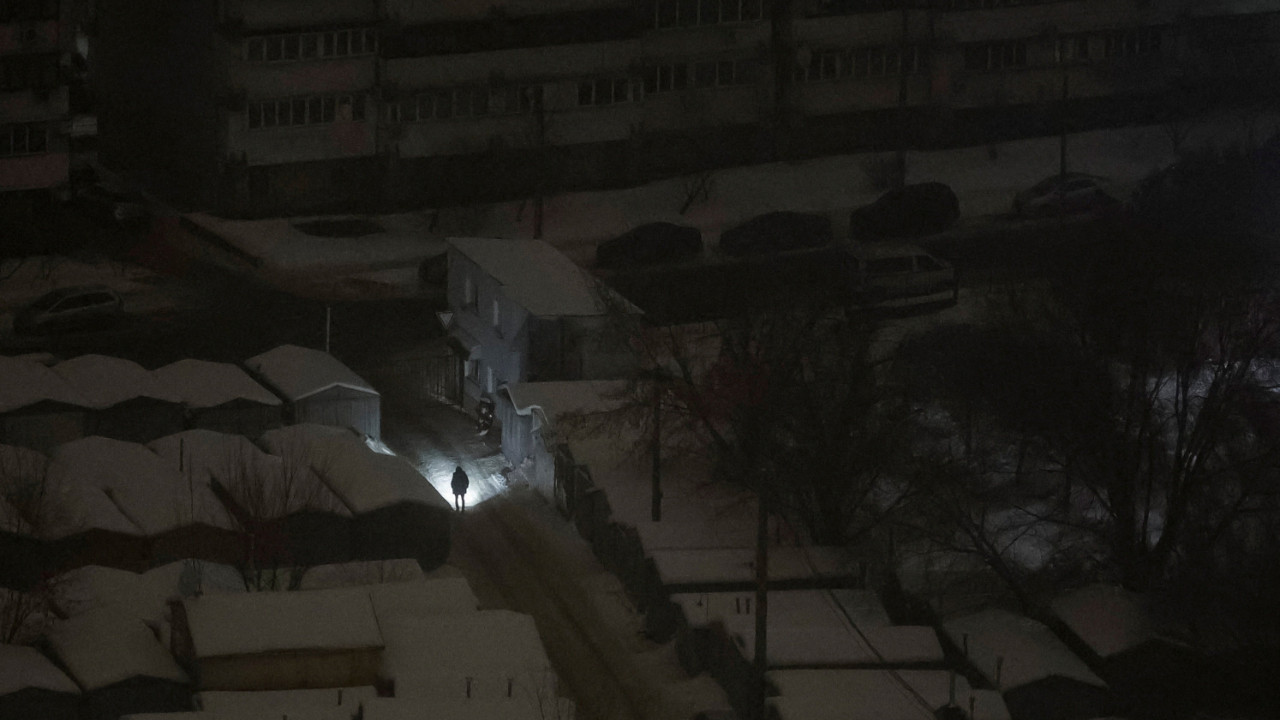 Gece boyu füze yağdı, 300 bin kişi elektriksiz kaldı