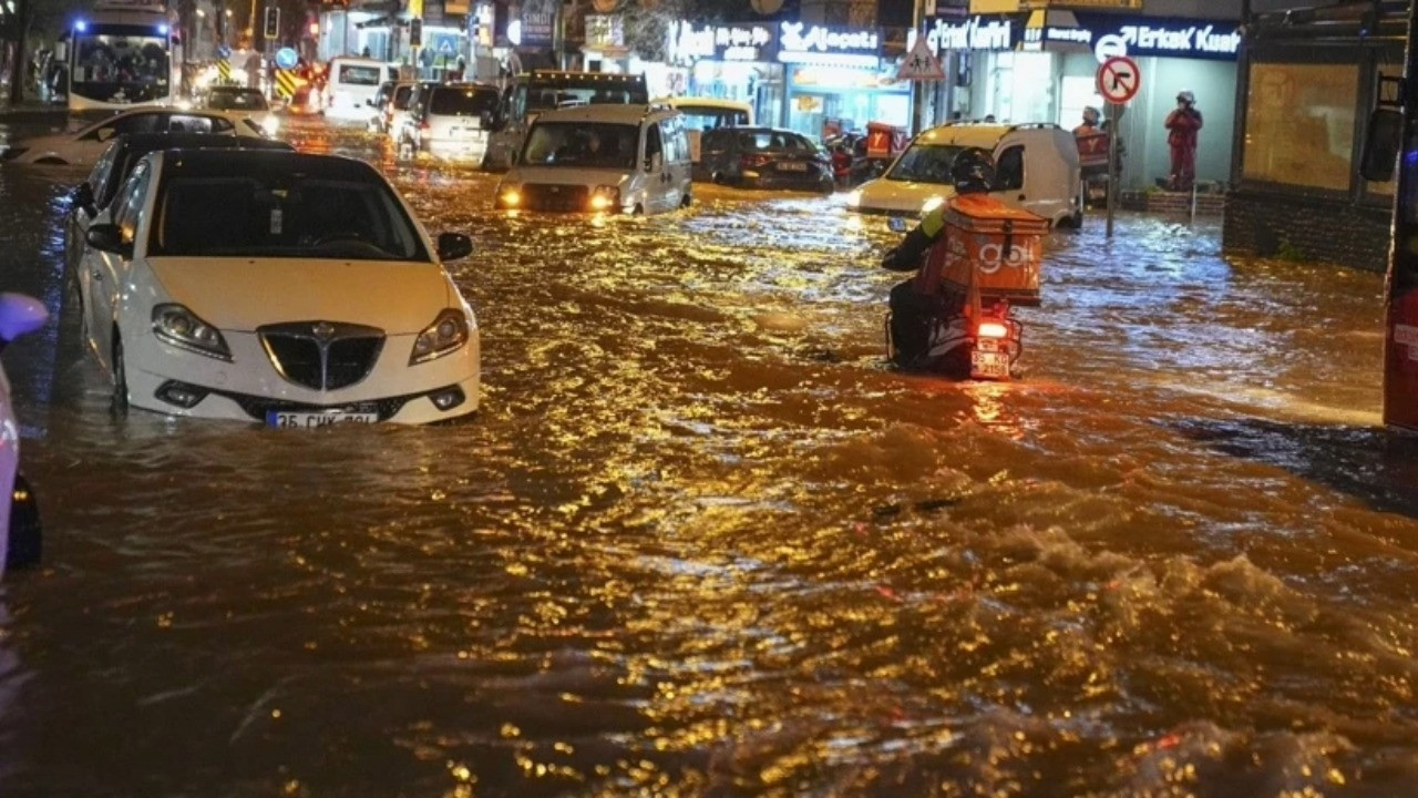 İzmir için peş peşe sağanak yağış ve fırtına uyarısı
