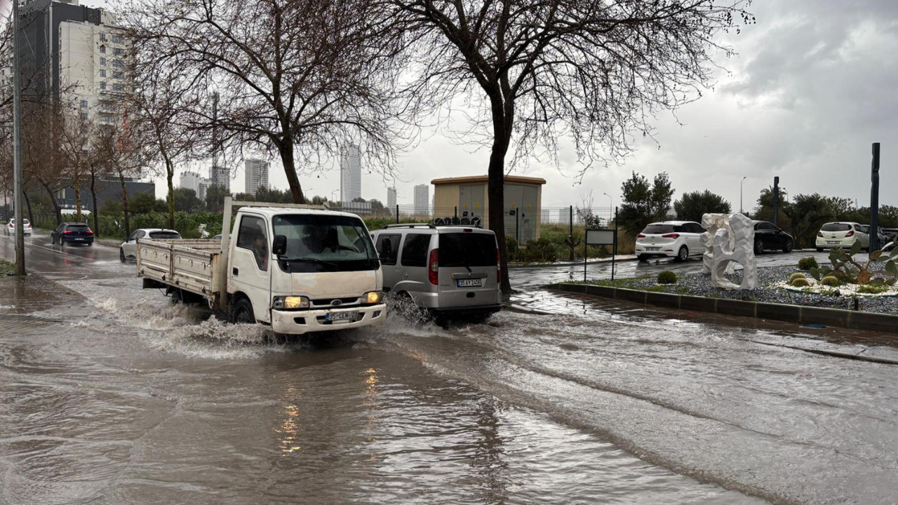 Meteoroloji uyarmıştı: İzmir'de sağanak yolları göle çevirdi