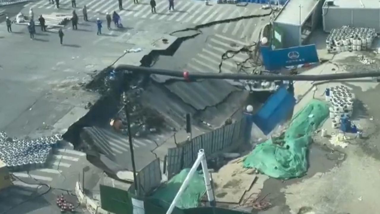 Metro inşaatında korkutan anlar: Yol çöktü