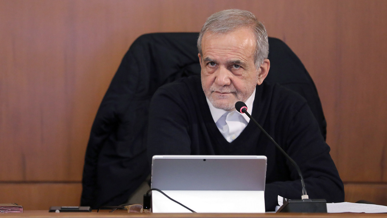 Pezeşkiyan, internet yasaklarına sert çıktı