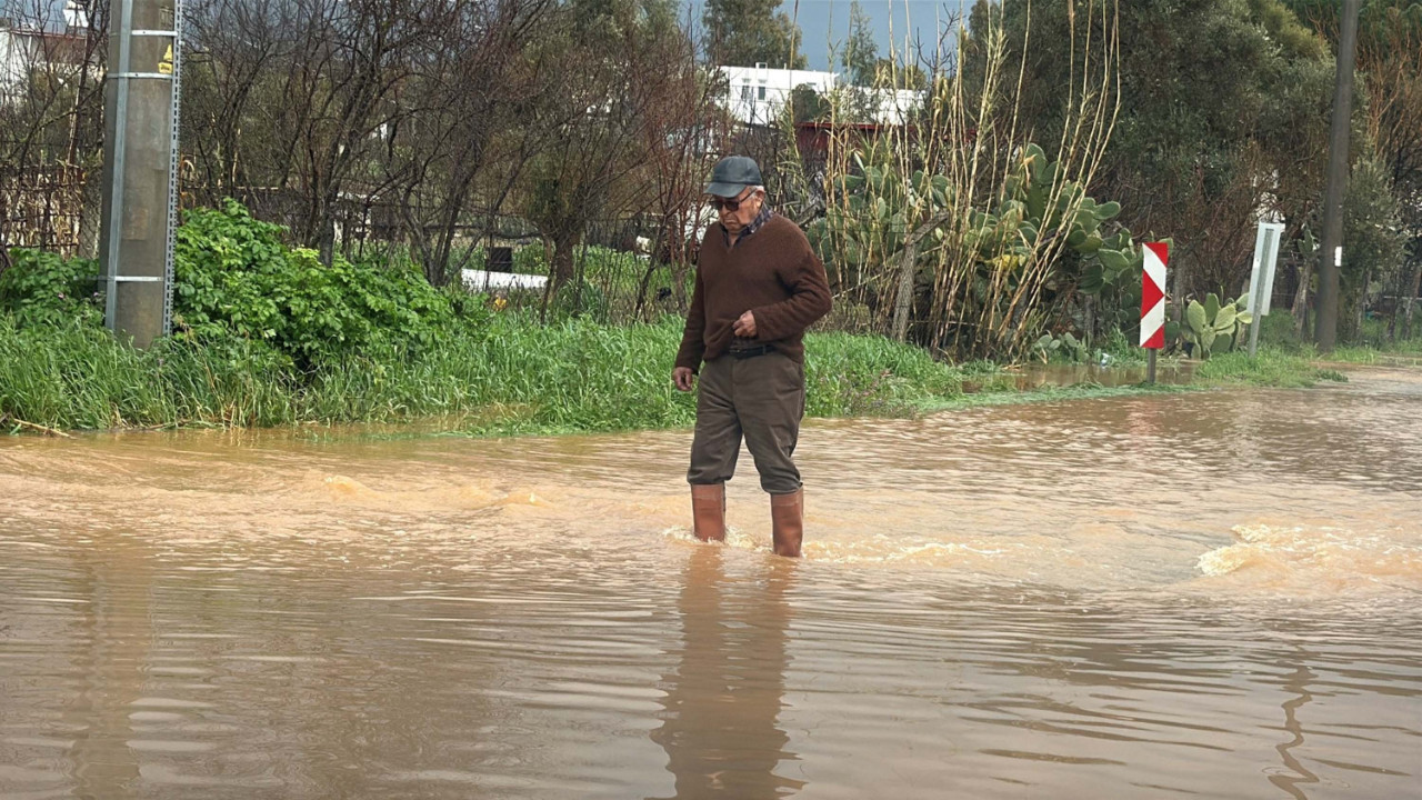 Bodrum’da sağanak: Yollar trafiğe kapandı, iş yerlerini su bastı