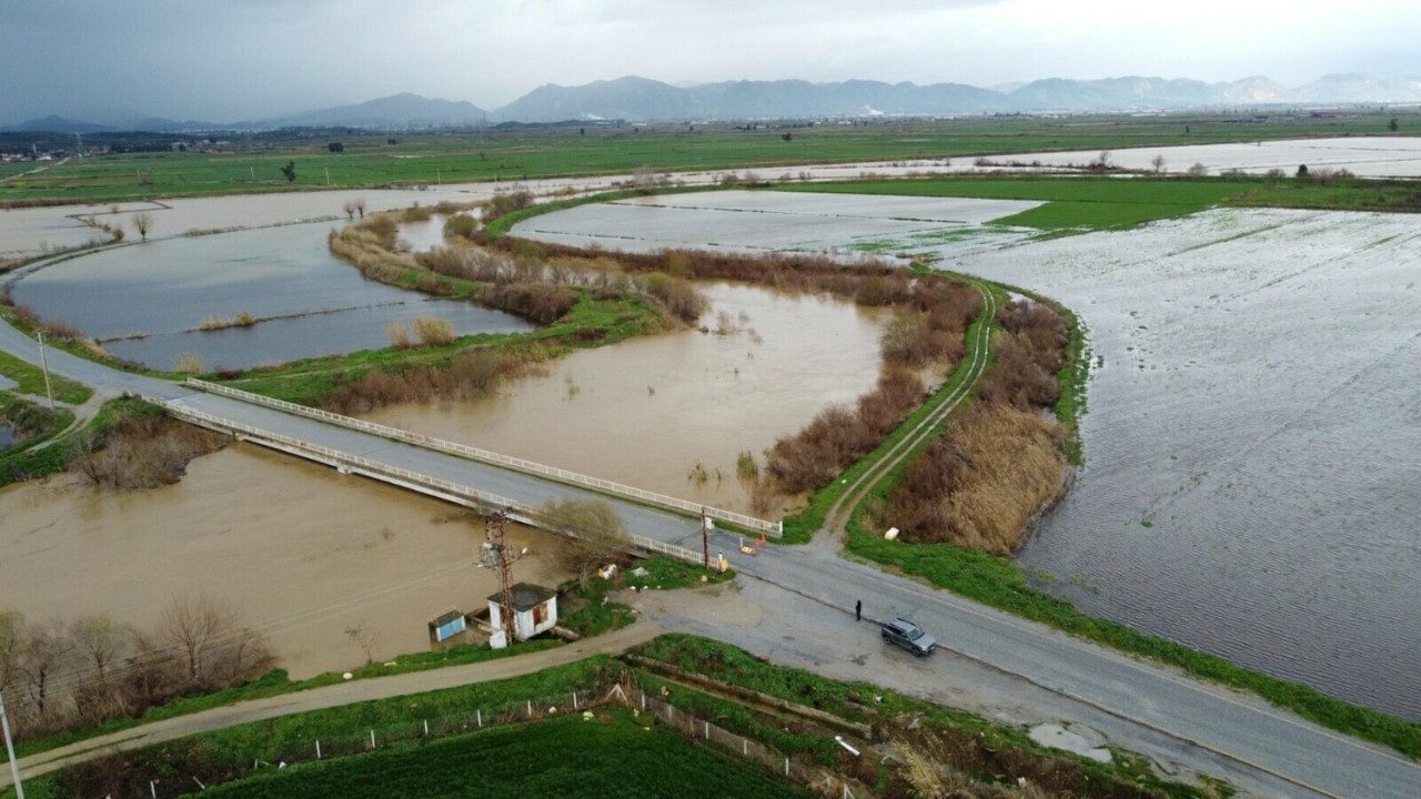 Büyük Menderes Nehri taştı, yol kapandı