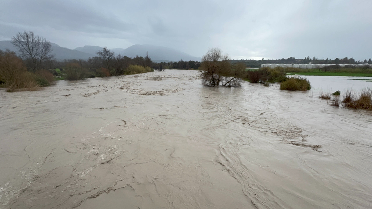 Çay taştı, araziler su altında kaldı