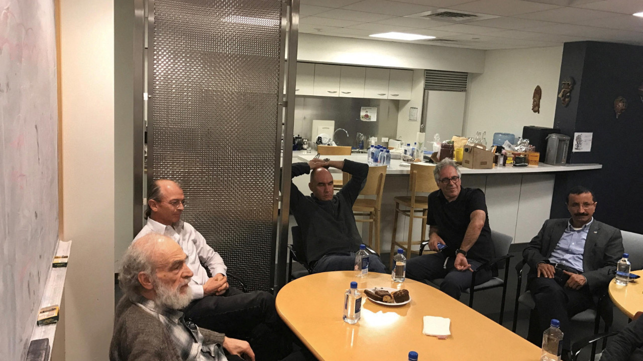 Epstein'in Kabe örtüsünü incelediği adamın kimliği belli oldu