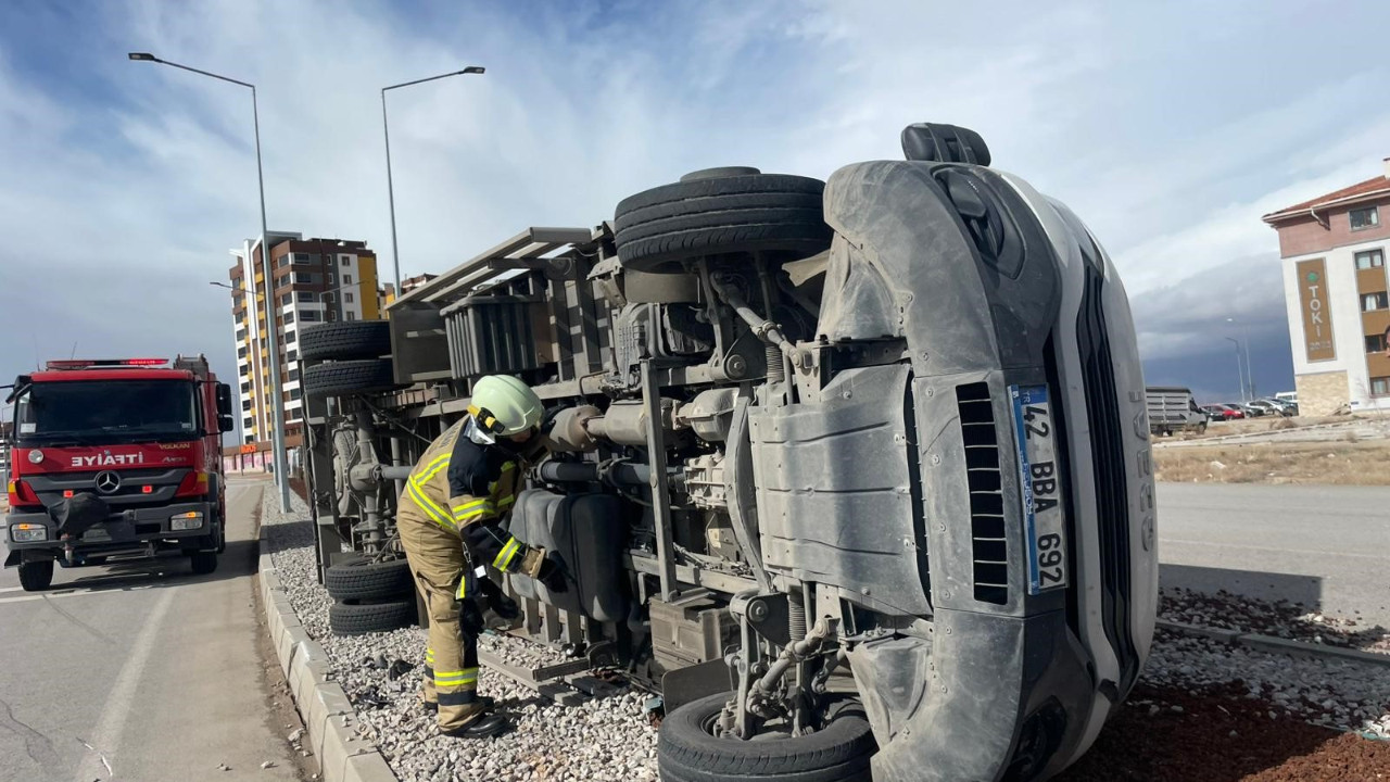 Fırtına kamyoneti devirdi