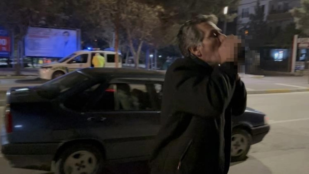 Gazeteciye el sallayıp yüzüne tükürdü