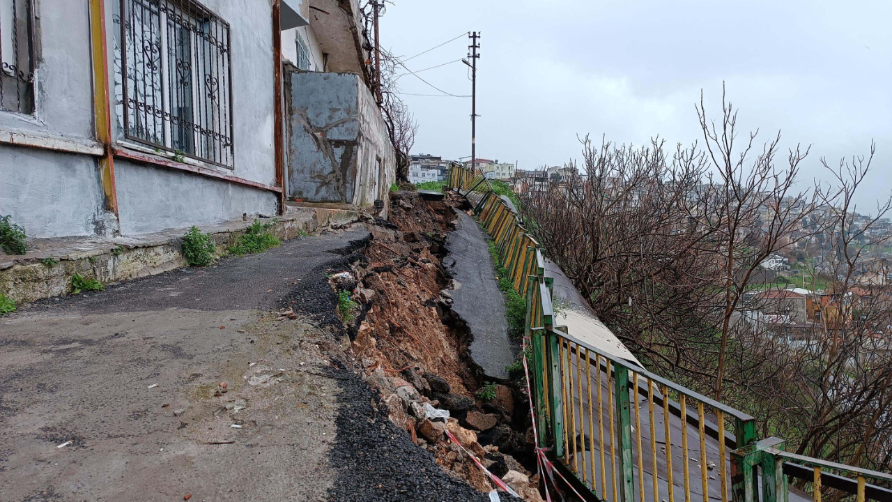 Gece yağan yağmur sabah yolu çökertti