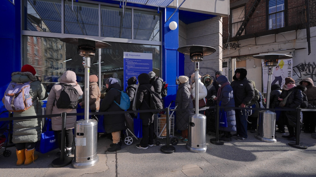 İlk ücretsiz marketin açılışında uzun kuyruk oluştu