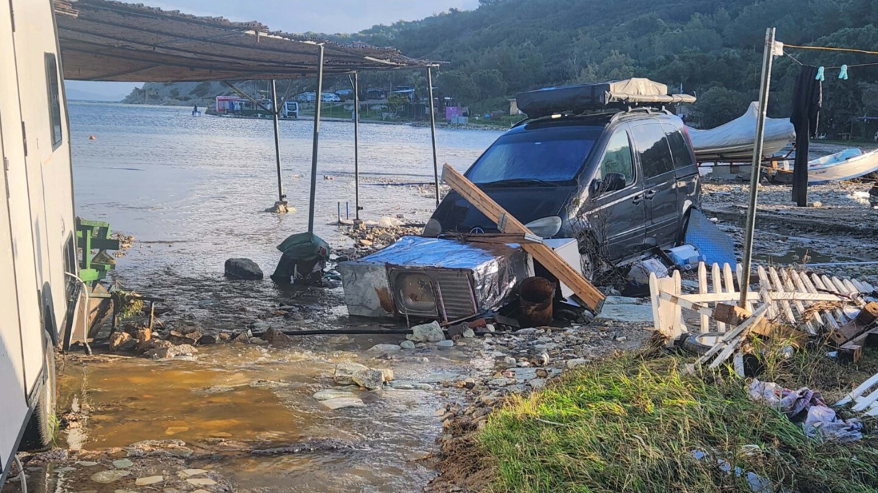 İzmir'i sağanak vurdu