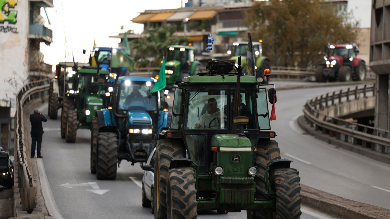 Öfkeli çiftçilerden traktörlü protesto